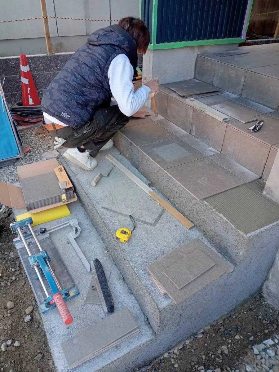 玄関まわりの左官作業